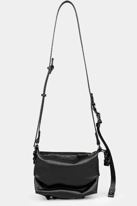 Shoulder Bag with Chain Strap in Silver for a Trendy AppearanceSzeto horse leather shoulder bag